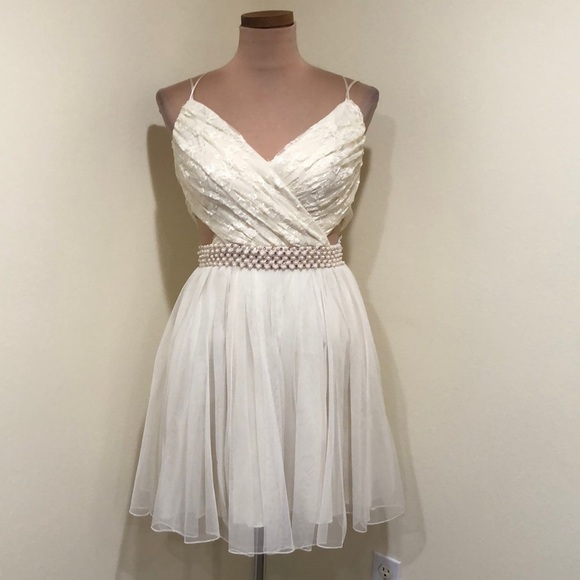 Francesca’s Collection Speechless Dress Size XS Cream Lace Cut Out Sides - Picture 2 of 10